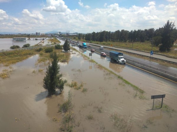 Se multiplican daños por inundaciones: Mazda suspende operaciones