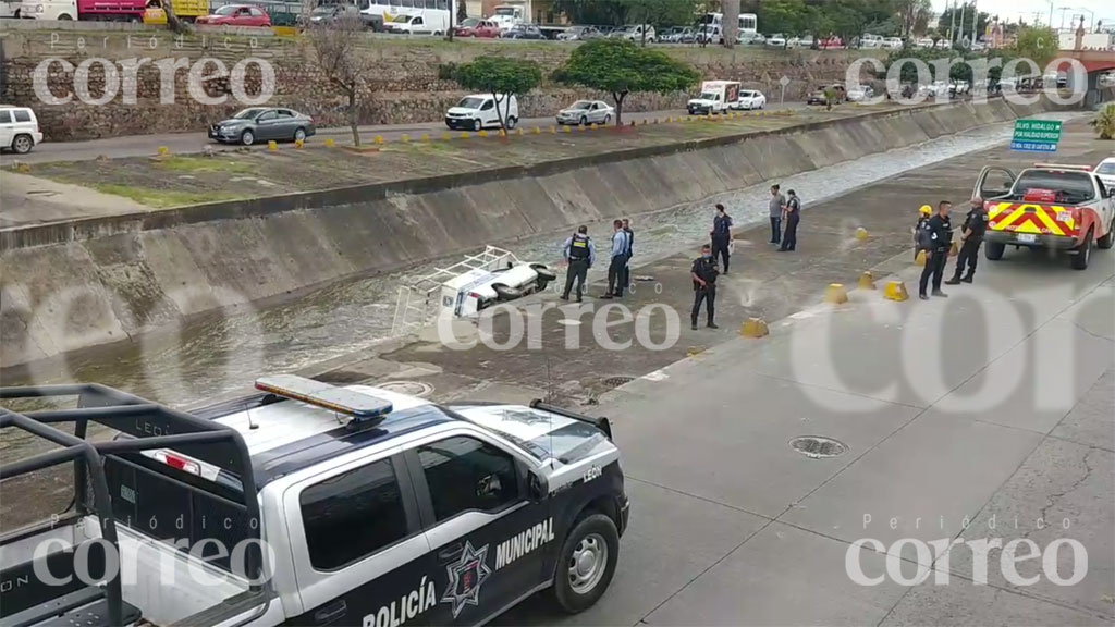 Cae camioneta al cauce del Malecón del Río en León; conductor sale casi ileso