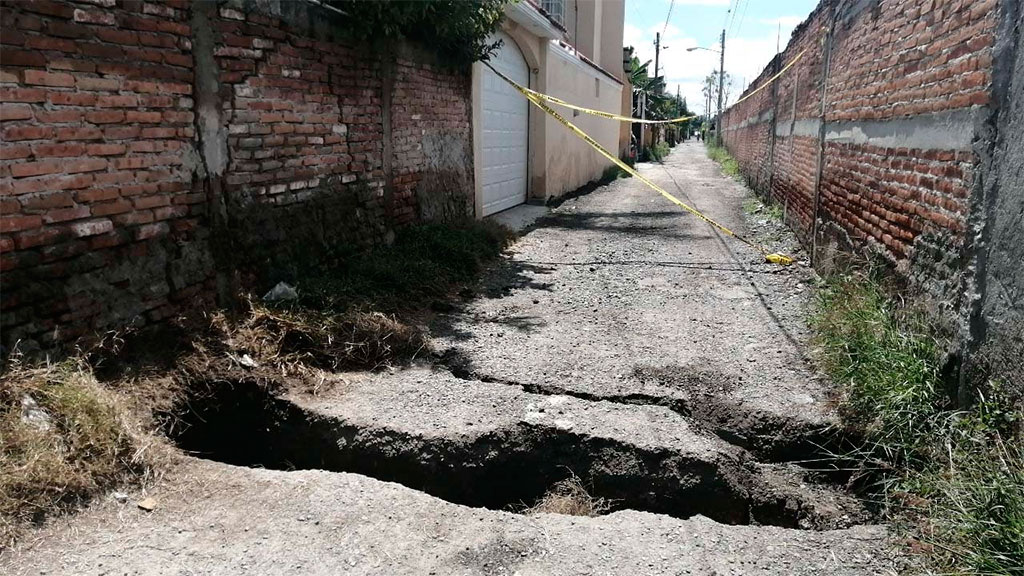 Celaya: temen que la tierra se coma sus hogares; grieta amenaza a La Cruz