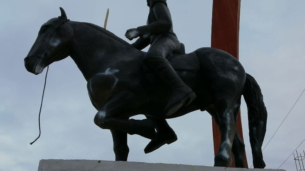 Reportan vandalismo en monumento a Iturbide en medio de polémica por gallo