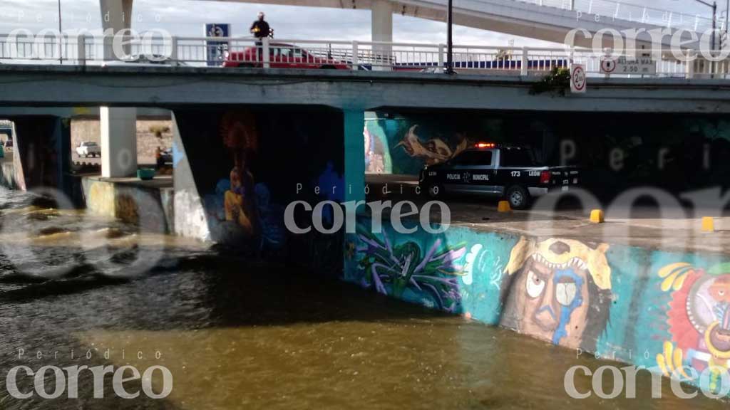 León: Rescatan a hombre mayor que era arrastrado por la corriente del Malecón del Río