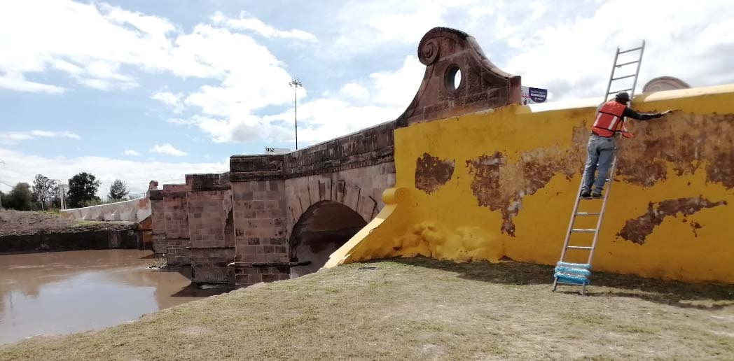 Ya están quitando la pintura amarilla del histórico puente Tresguerras de Celaya