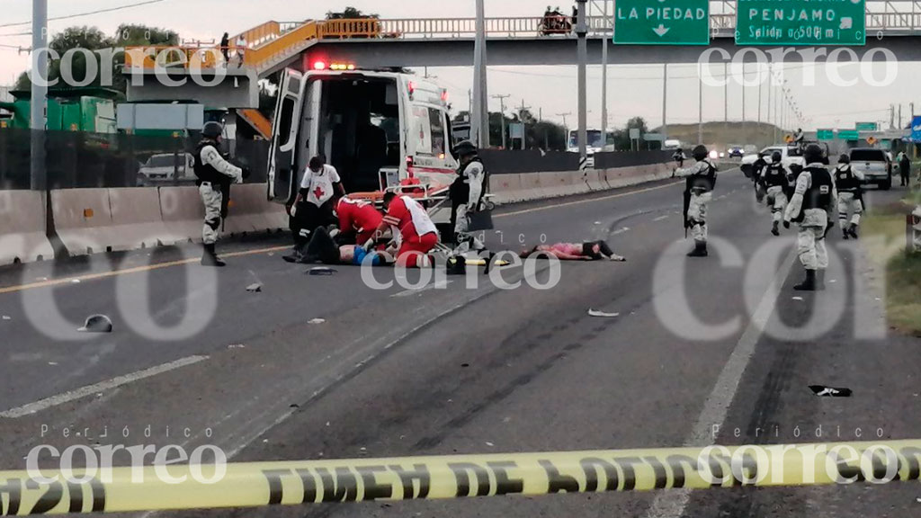 Arrollan a par de motociclistas en libramiento de Pénjamo; conductora muere