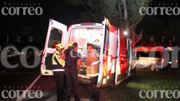 Transporte de personal choca contra árbol en la León-Silao; hay seis lesionados