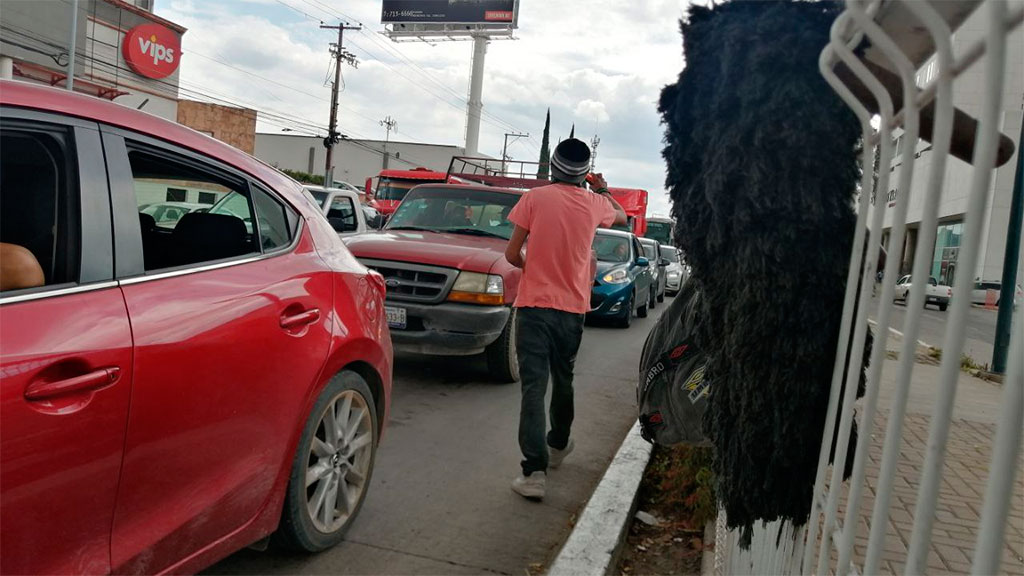 León: la mano de obra en un crucero, a metros de la ‘fiesta de la mentefactura’