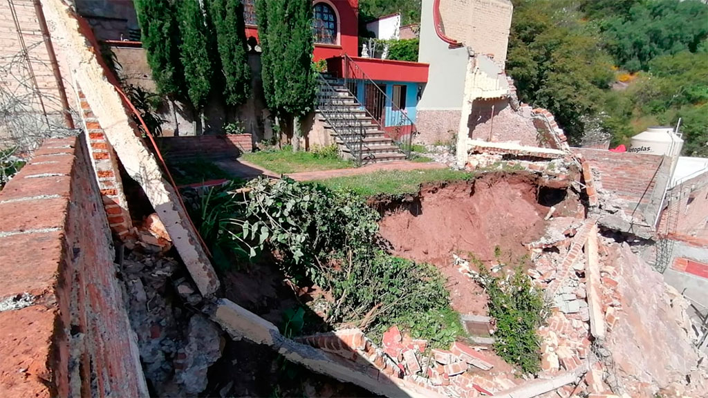 Exceso de humedad en finca de Guanajuato pone en riesgo varias casas