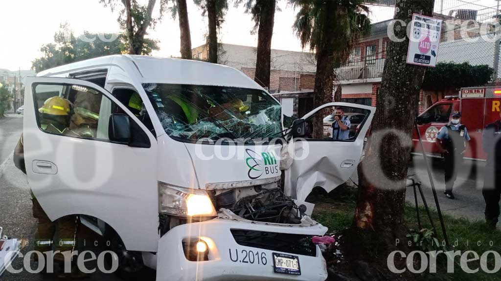 León: Conductora de transporte de personal resulta lesionada tras chocar contra un árbol