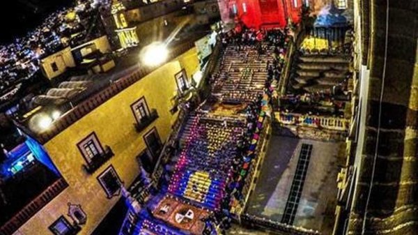 Retoman Ofrenda monumental en escalinatas de la UG