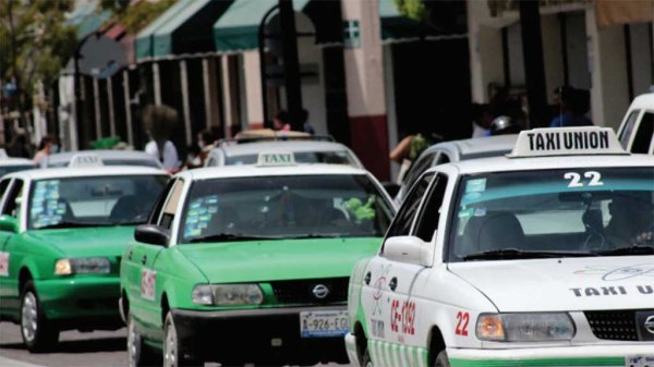 Causan taxis caos vial en Mercado Morelos de Celaya