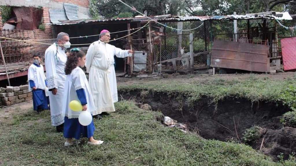 Obispo de la Diócesis de Celaya visita a familias afectadas por enorme grieta