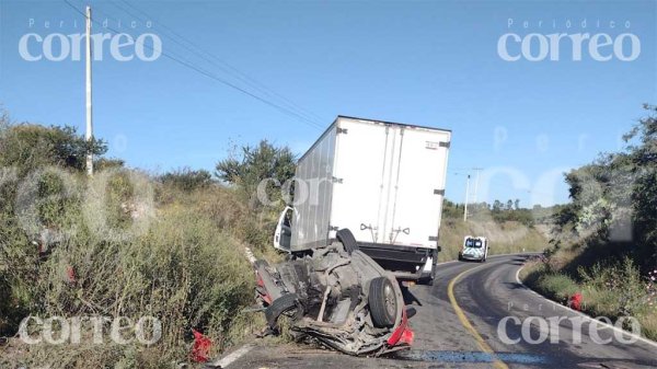 Aparatoso choque deja una mujer muerta en la carretera Guanajuato-Juventino Rosas