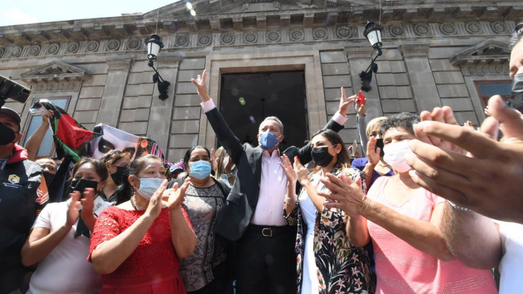 Ciudadanos despiden a Ricardo Ortiz con mariachis entonando “El Rey”