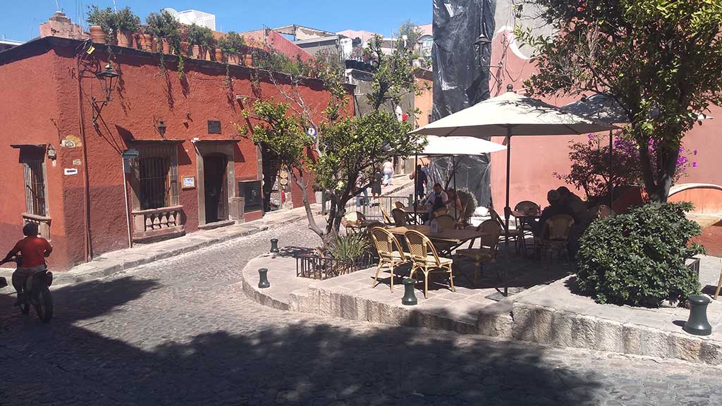 Cafetería invade con mesas y sillas la plazuela de Cuna de Allende en SMA