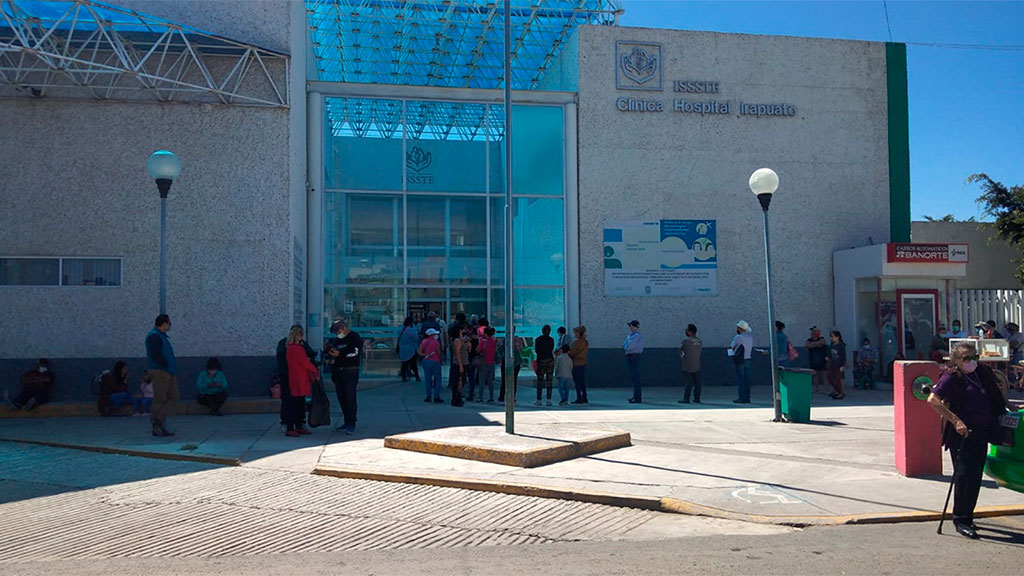 Derechohabientes del ISSSTE Irapuato esperan más de 2 horas por medicamentos