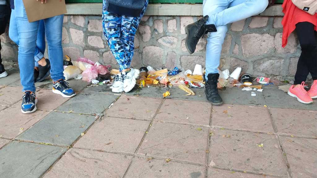 Leoneses hacen fila para recibir vacuna anticovid y olvidan… ¿su basura? (GALERÍA)