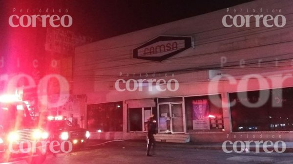 Arde Famsa de Celaya y deja múltiples daños materiales