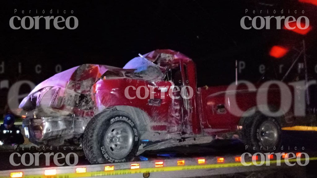 Conductor resulta grave tras choque contra postes de luz en salida de León