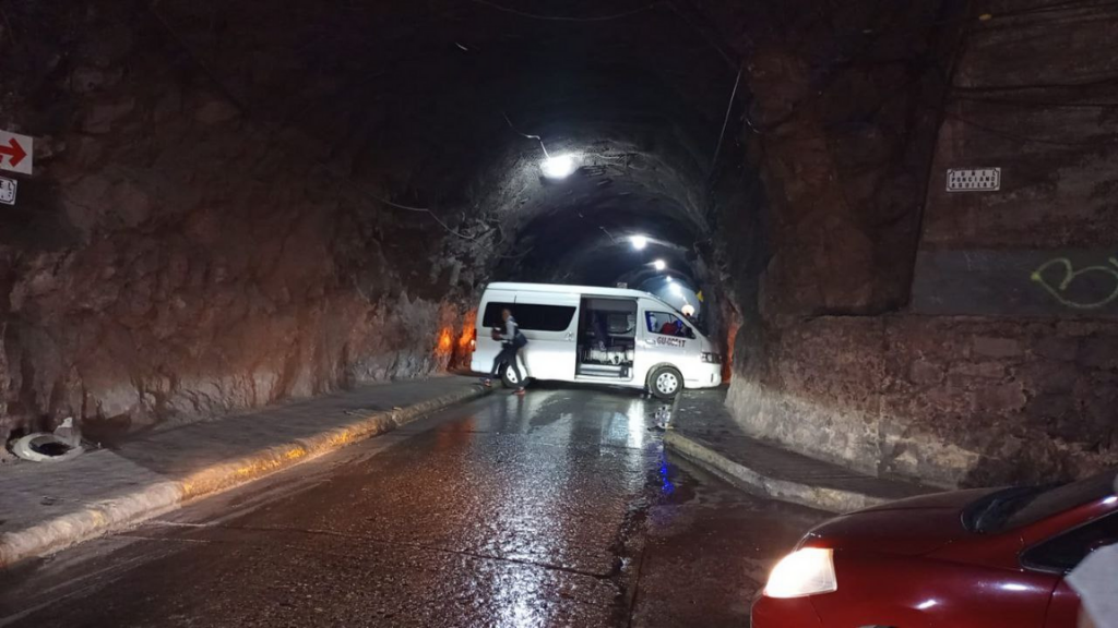 Se atoran camioneta turística y un tráiler en los túneles de Guanajuato