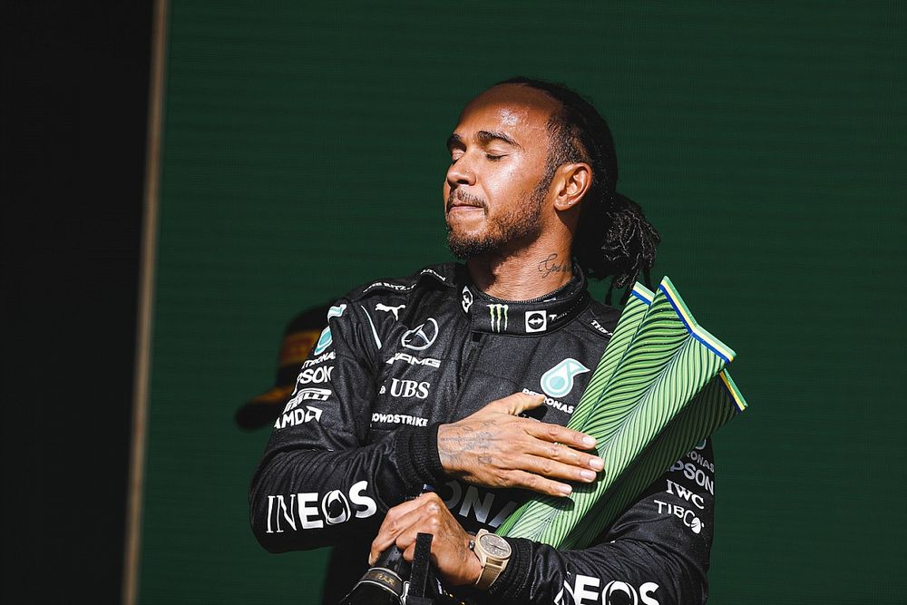 Con todo y multa, Lewis Hamilton gana el Gran Premio Brasil