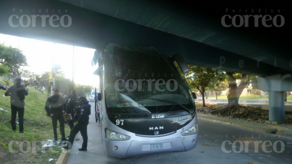 León: camión con turistas de Jalisco choca en Malecón del Río; hay tres lesionados