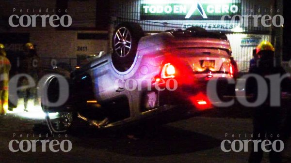 Volcadura deja una joven herida en Libramiento Morelos, en León