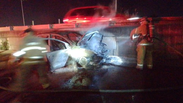 Conductor sufre quemaduras de primer grado tras chocar en la carretera León-Silao