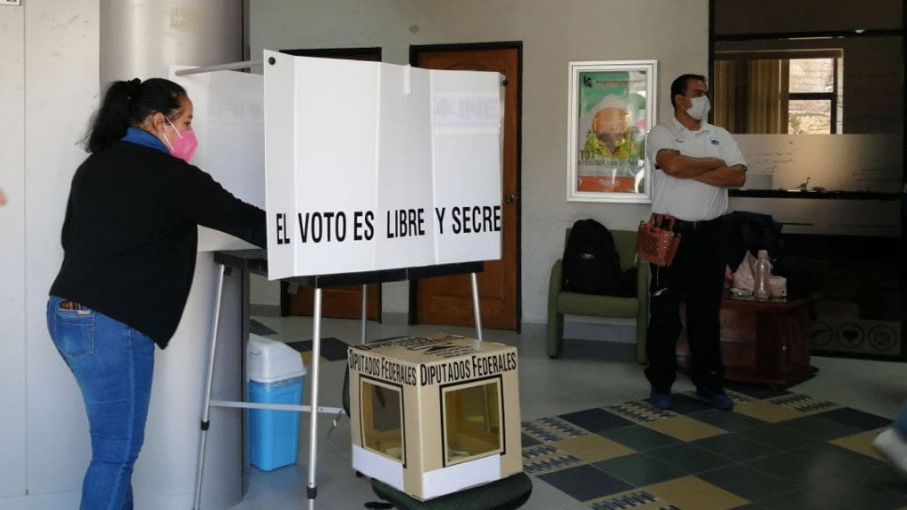 Rojo o azul: votan agremiados de la UG por su próximo secretario general