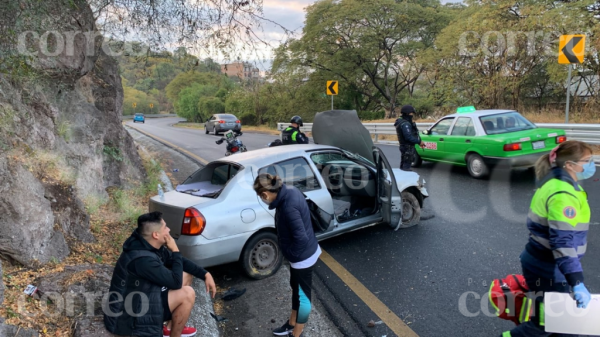 Guanajuato: Conductor se estampa contra pared rocosa; viajaba a exceso de velocidad