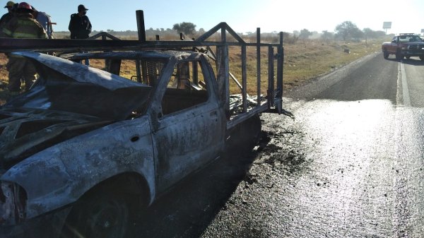 Conductor pierde llanta y su auto termina en cenizas en la Silao – Irapuato