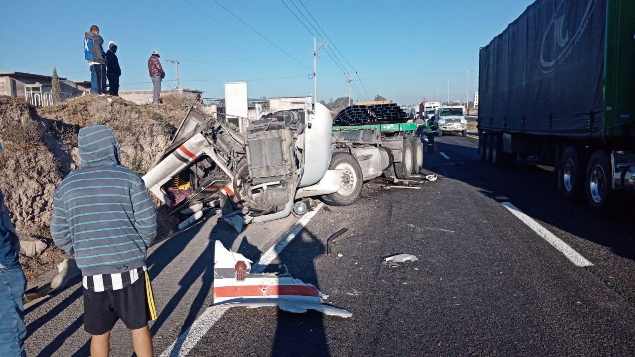 Chofer de tráiler muere al impactarse con autobús en San Luis de la Paz