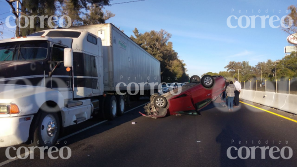 Reportan volcadura de auto en la Salamanca- Celaya; no hay heridos