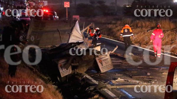 Tras accidente conductor queda calcinado en San Miguel de Allende