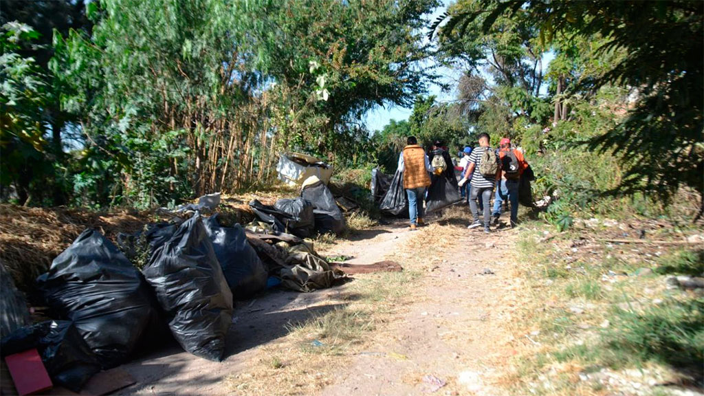 Autoridades y estudiantes se unen a Juan Manuel e hijos para limpiar el Lerma