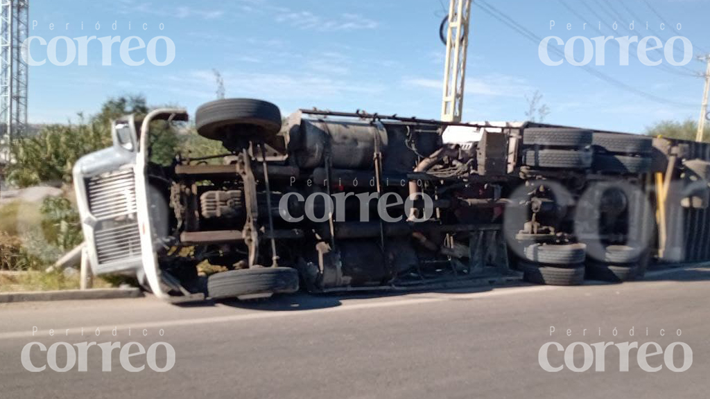 Se voltea tráiler en la carretera León-Manuel Doblado