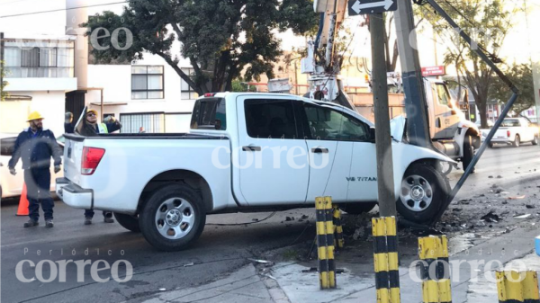 León: dos elementos de la FGE se lesionan tras chocar contra un poste