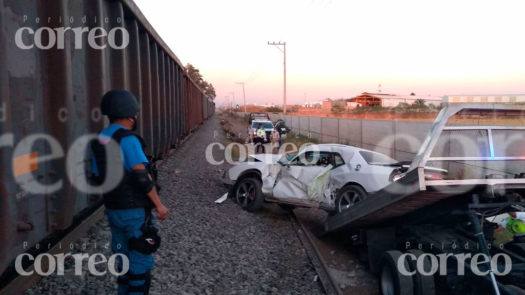 Auto deportivo ‘reta’ al tren en Irapuato; conductor queda grave