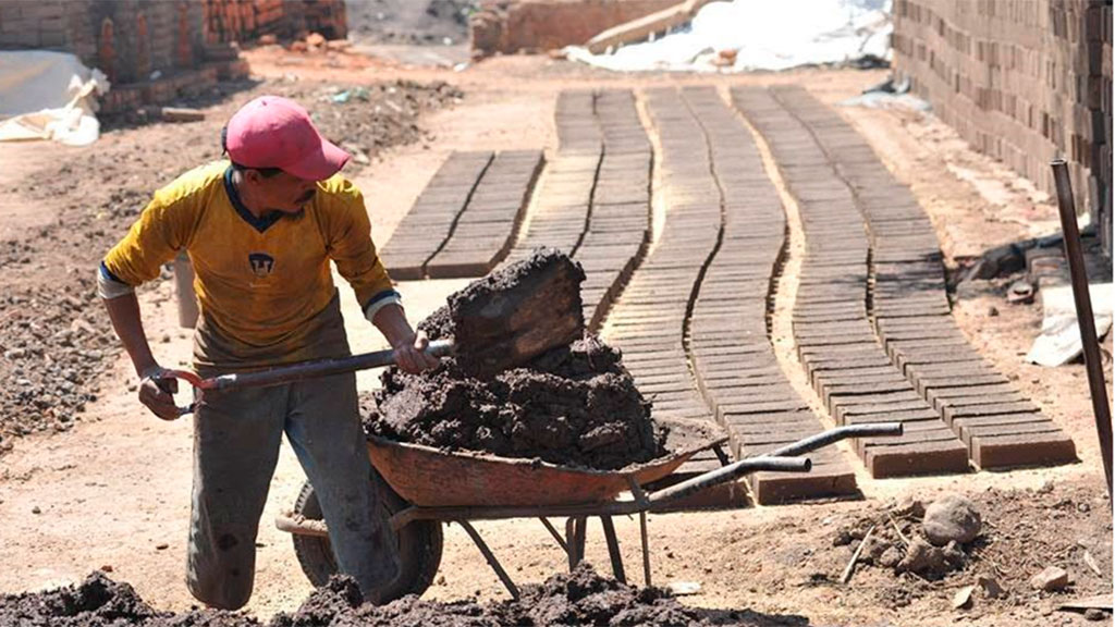 Empleos precarios y contaminación: las ladrilleras en Abasolo