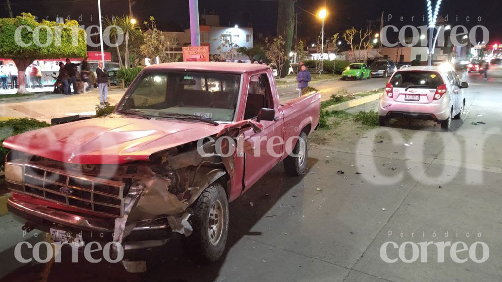 Conductor ebrio choca a auto familiar en centro de Silao y deja varios heridos