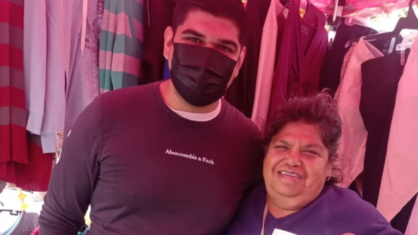 Joven presume que terminó su ingeniería gracias al puesto de tianguis de su mamá