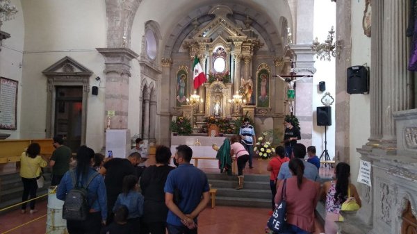 Irapuato: ‘La Lupita’ recibe a decenas de devotos en el Santuario del Puente