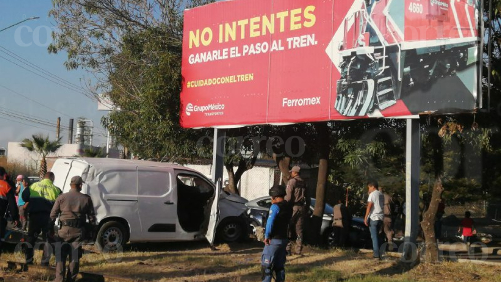 Tren impacta a camioneta que quiso ganarle el paso en Salamanca