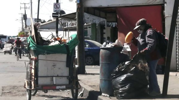 Con o sin pandemia, pepenadores siguen “sin miedo” su labor para vivir al día