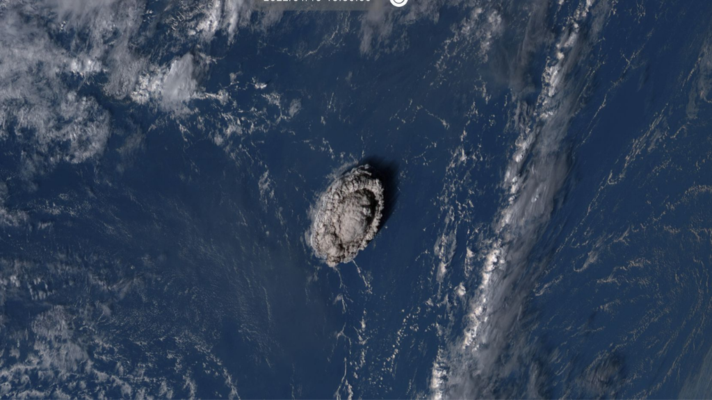 Tonga desaparece tras fuerte erupción que provocó un tsunami en el Pacífico