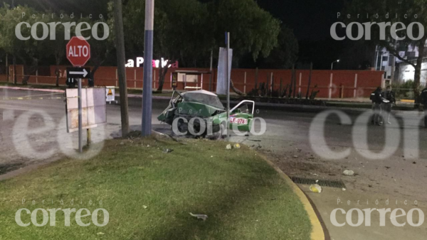 León: Muere taxista tras impactarse contra muro en bulevar Aeropuerto