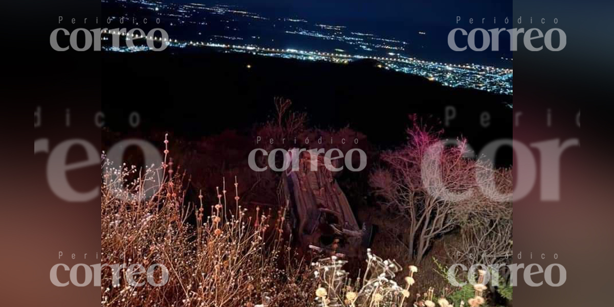 Quedan al filo del barranco en carretera por la sierra de Pénjamo