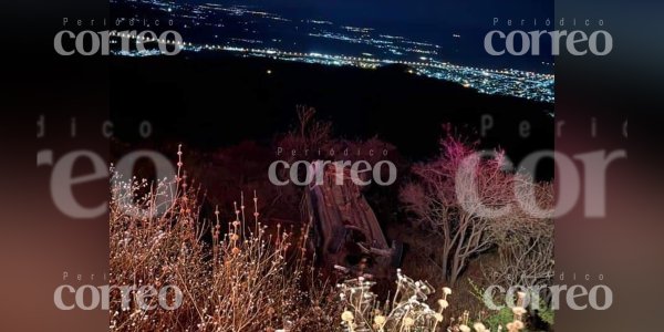 Quedan al filo del barranco en carretera por la sierra de Pénjamo