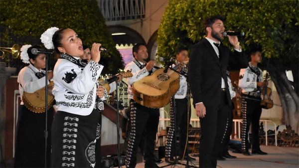 Con concierto, celebran el Día del Amor y la Amistad en Abasolo