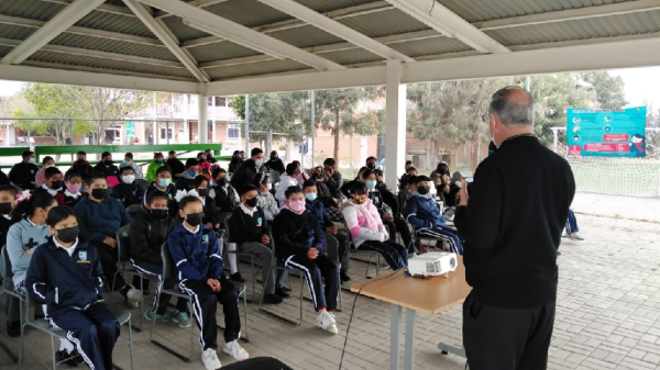 Celebran el amor y la amistad con pláticas en la Escuela para el Futuro en San Juan de Abajo