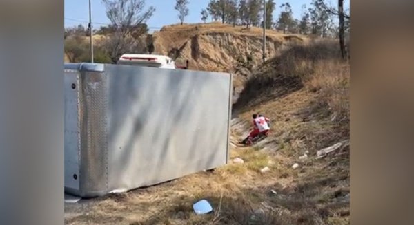 Volcadura en carretera libre de Guanajuato deja un lesionado