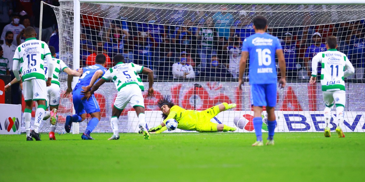 Con gol de último minuto, Santos derrota a Cruz Azul con Carlos Acevedo como figura